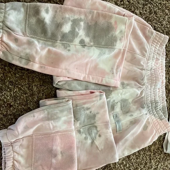 Nike Sportswear SET! It has never been worn/ tags still on. - Picture 2 of 4